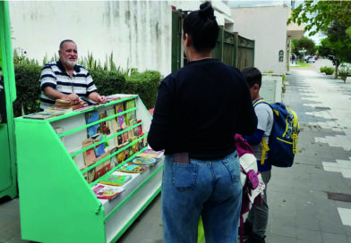 Kosquio Prestalibros, la hermosa iniciativa que puso en marcha el escritor Jorge Alacevich en su casa