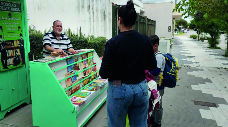 Kosquio Prestalibros, la hermosa iniciativa que puso en marcha el escritor Jorge Alacevich en su casa