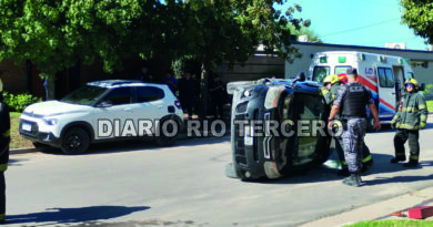 Chocó un auto estacionado y se dio vuelta: el daño mayor lo sufrió por lo que llevaba en el baúl