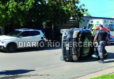 Chocó un auto estacionado y se dio vuelta: el daño mayor lo sufrió por lo que llevaba en el baúl