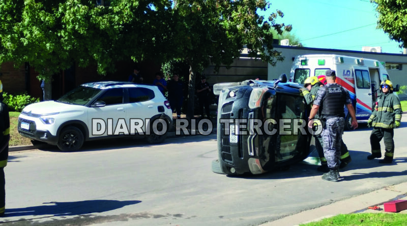 Chocó un auto estacionado y se dio vuelta: el daño mayor lo sufrió por lo que llevaba en el baúl
