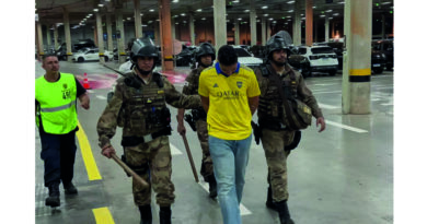 Joven embalseño, radicado en Brasil, quedó detenido en ese país por gestos racistas en estadio de fútbol