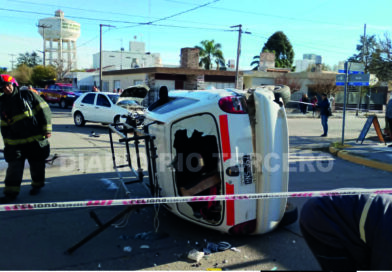 Choque y vuelco de vehículo en Mitre y Maipú de barrio Villa Zoila; una persona llevada al Hospital
