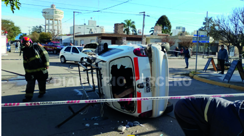 Choque y vuelco de vehículo en Mitre y Maipú de barrio Villa Zoila; una persona llevada al Hospital