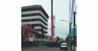 Grúa móvil que cortó calle céntrica en horario pico: el Municipio había ordenado que el trabajo se hiciera a la siesta