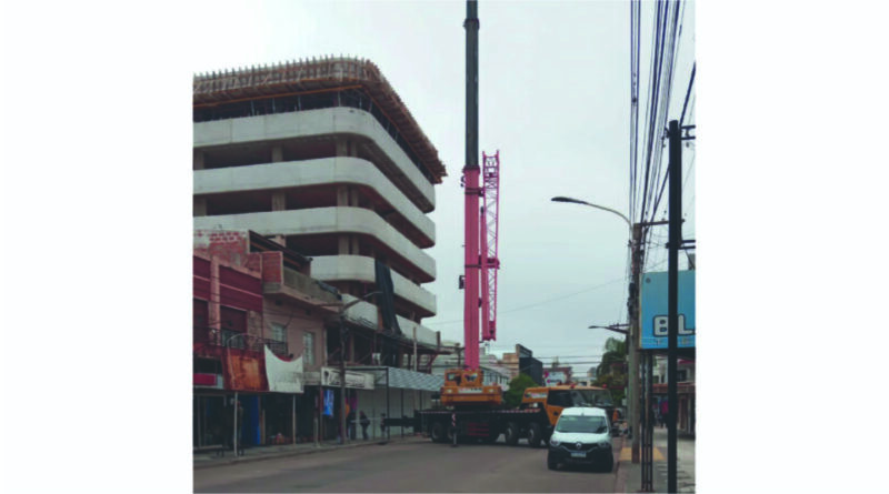 Grúa móvil que cortó calle céntrica en horario pico: el Municipio había ordenado que el trabajo se hiciera a la siesta