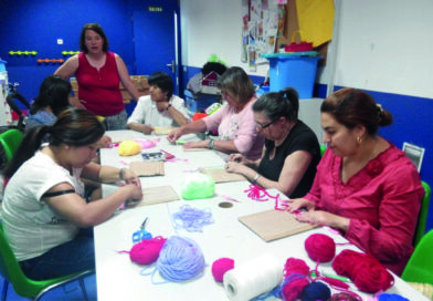 En el Día Mundial del Tejido en Público, la DAM invita a mover las dos agujas en El Paseo Centro de Compras