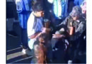 Temerario: una chica lanzó una botella al aire durante los festejos por el triunfo de Argentina y le pegó a otra; también agredió a policías