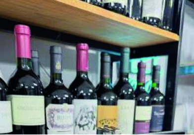 A mano armada, robaron dinero y botellas de vino en barrio Monte Grande