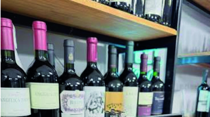 A mano armada, robaron dinero y botellas de vino en barrio Monte Grande