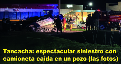 Tancacha: espectacular siniestro con camioneta caída en un pozo (las fotos)