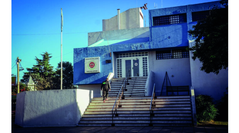 Hombre detenido por agredir a otro con barreta y cadena en guerra por precios en puestos de comidas