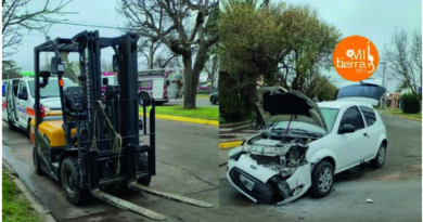 Salida de Bomberos: choque entre auto y montacargas, con conductora en shock llevada al hospital