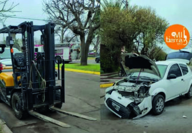 Salida de Bomberos: choque entre auto y montacargas, con conductora en shock llevada al hospital