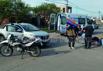 Choque entre moto y auto en Héroes de Malvinas: un joven de 21 años fue derivado al Hospital