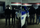 Borrachos, dos masculinos quedaron detenidos por agredir a empleado de bar y a policías