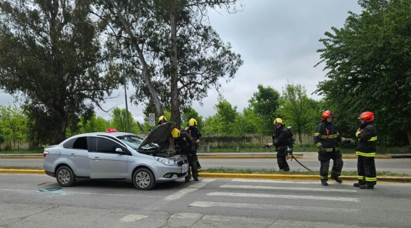 Hubo una explosión en un remis y el conductor debió ser trasladado al Hospital por lesiones en su rostro