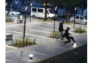 Dos chicos quedaron filmados cuando rompieron luces en la Plaza San Martín: repudio municipal